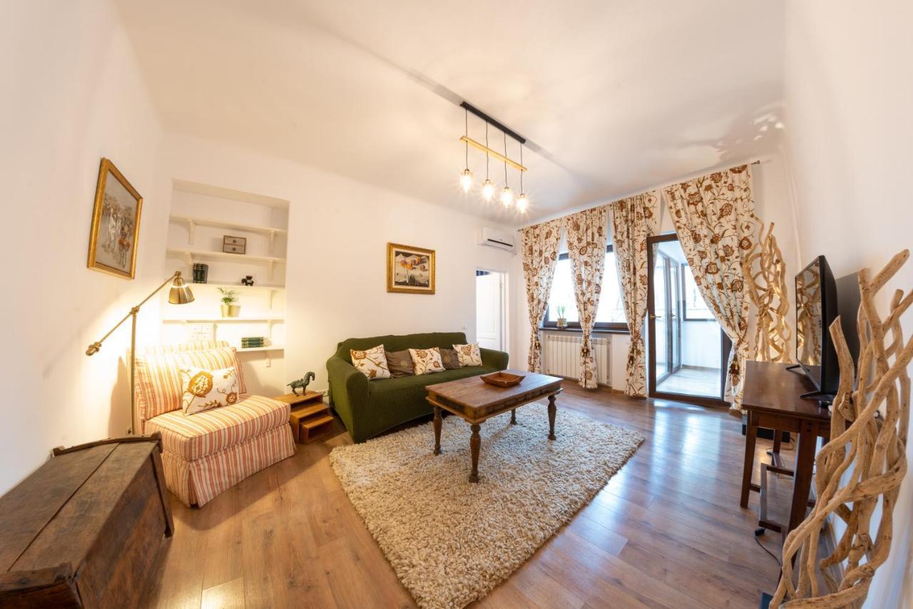 Theatre Rooftop Apartment With Patio Bucureşti Ngoại thất bức ảnh