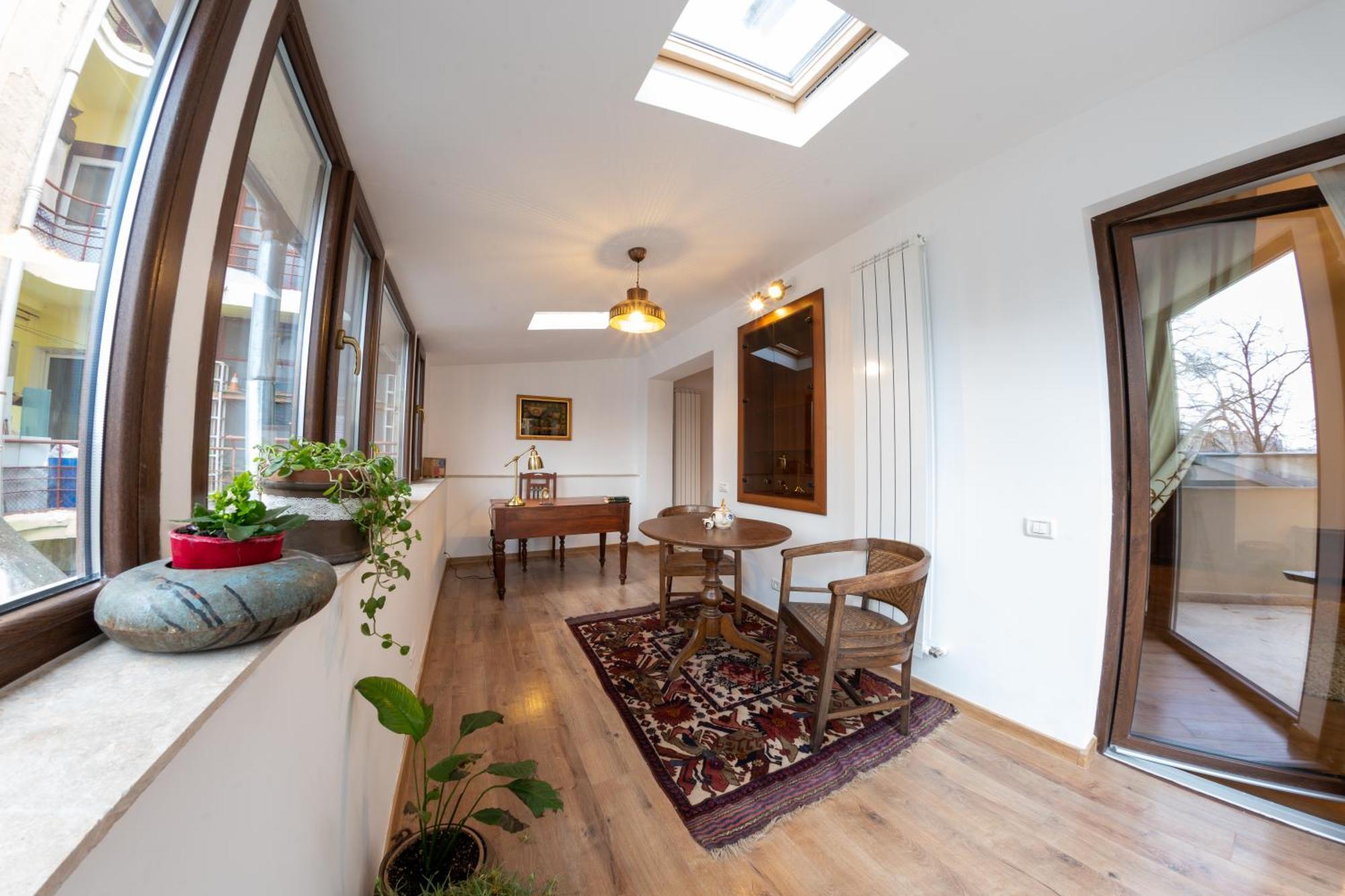 Theatre Rooftop Apartment With Patio Bucureşti Ngoại thất bức ảnh
